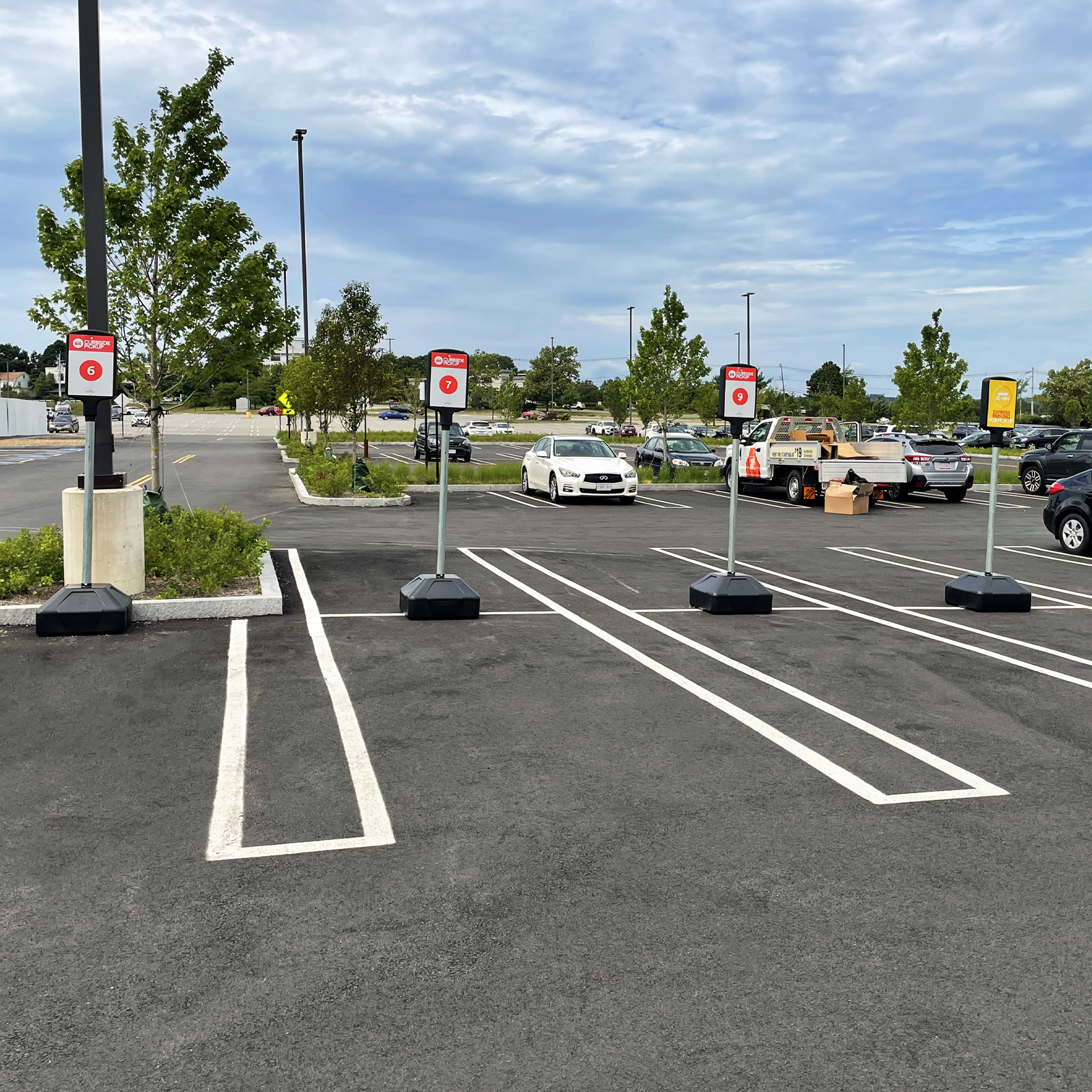 麦考表面安装的停车场签名在停车场