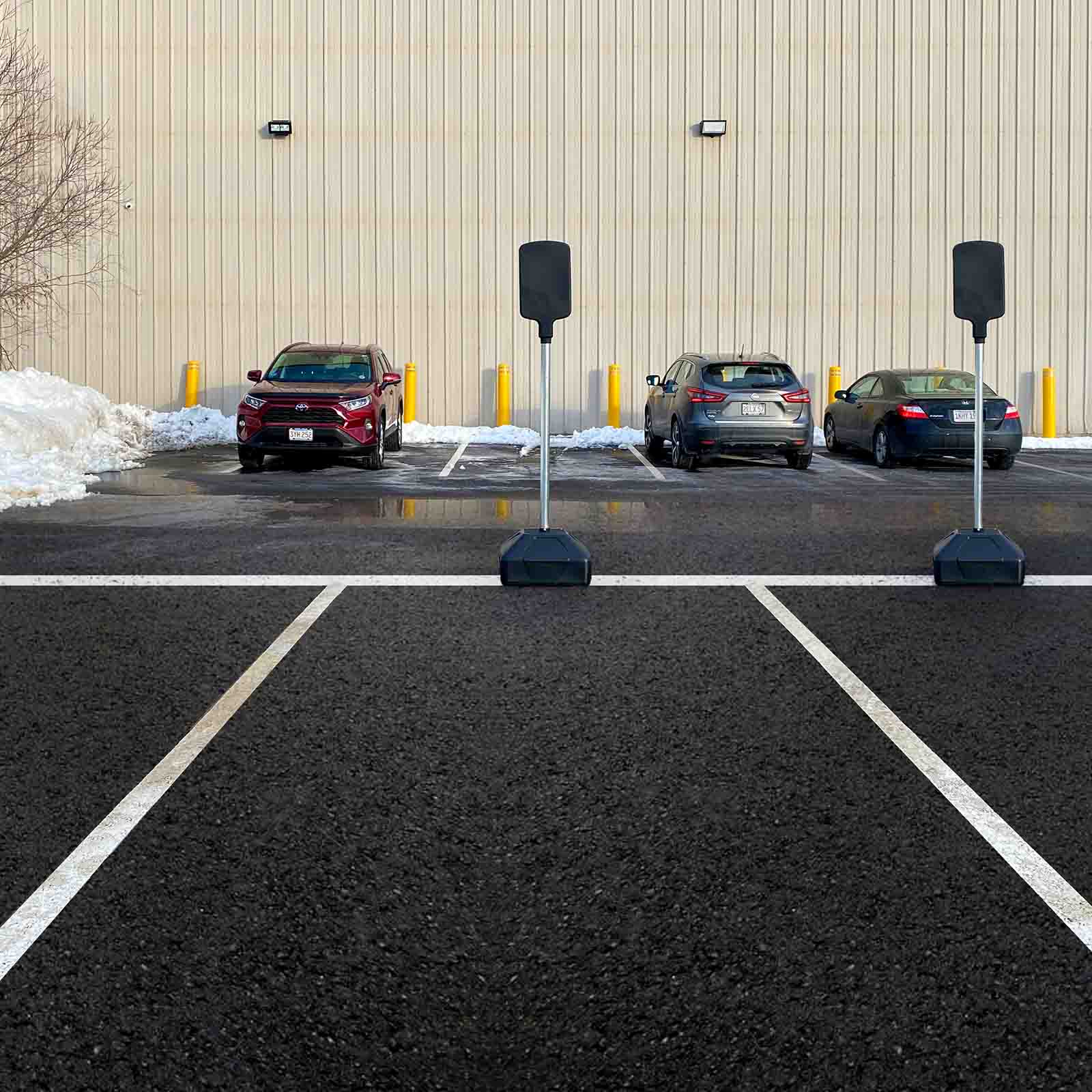 McCue表面安装的停车场标志在正在安装的停车场