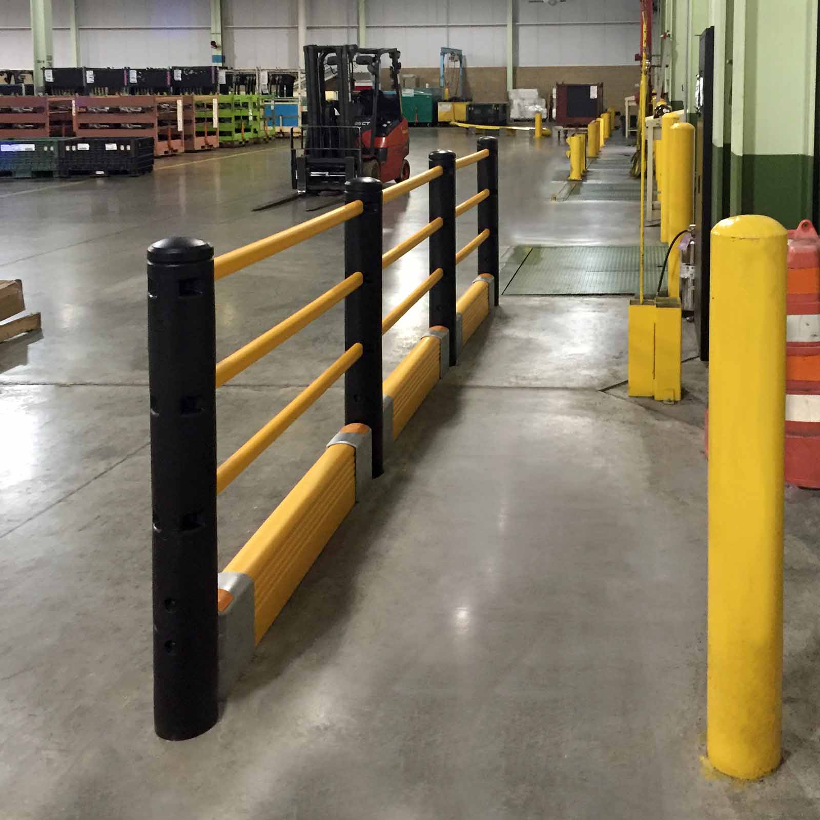 McCue行人屏障安全保护与地板安装防撞屏障在仓库